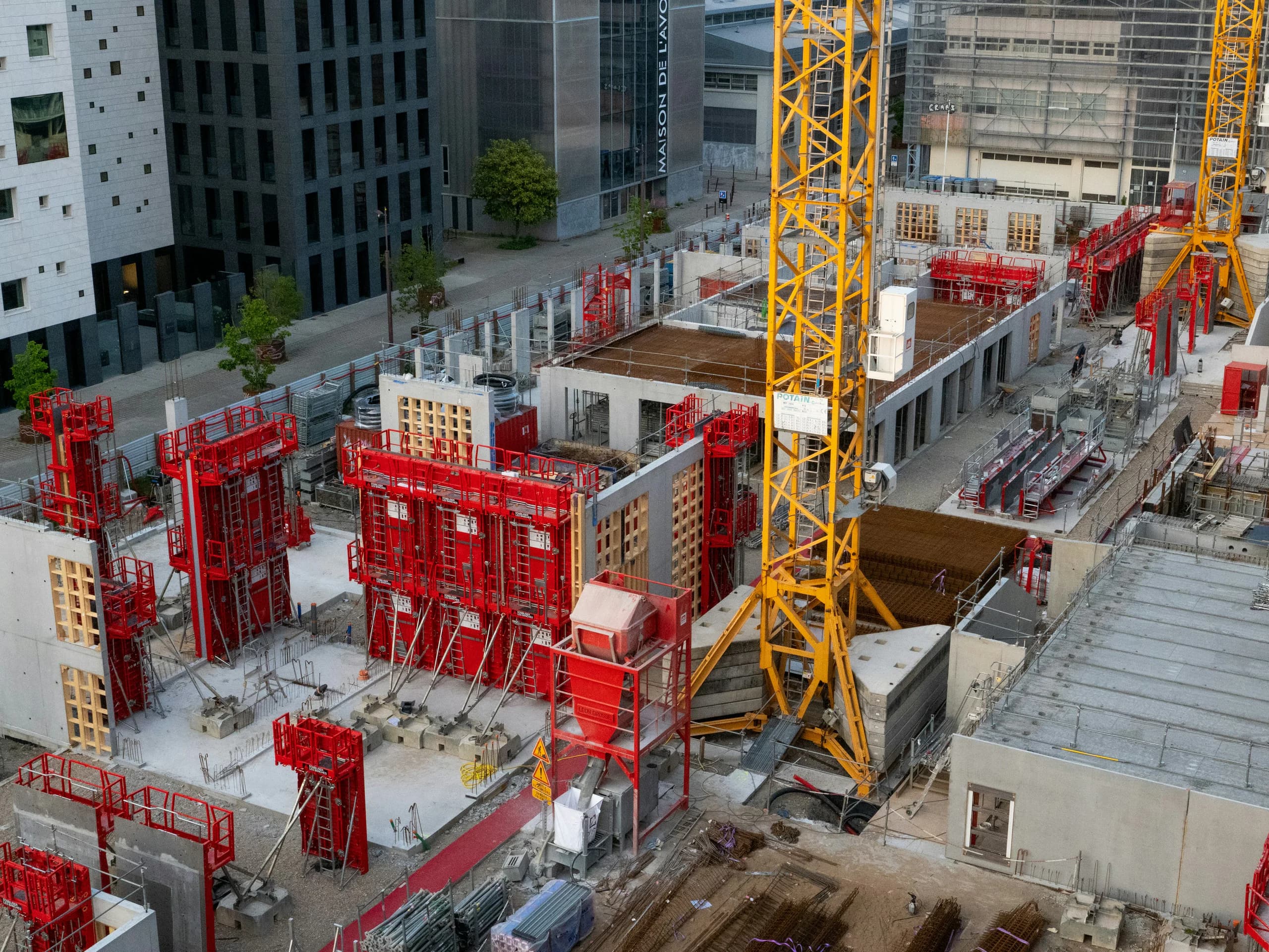 Un chantier, comme ce portfolio (photo : Gab Audiovisuel, Unsplash) Un chantier de construction à Nantes : une grue au milieu des engins et des matériaux
