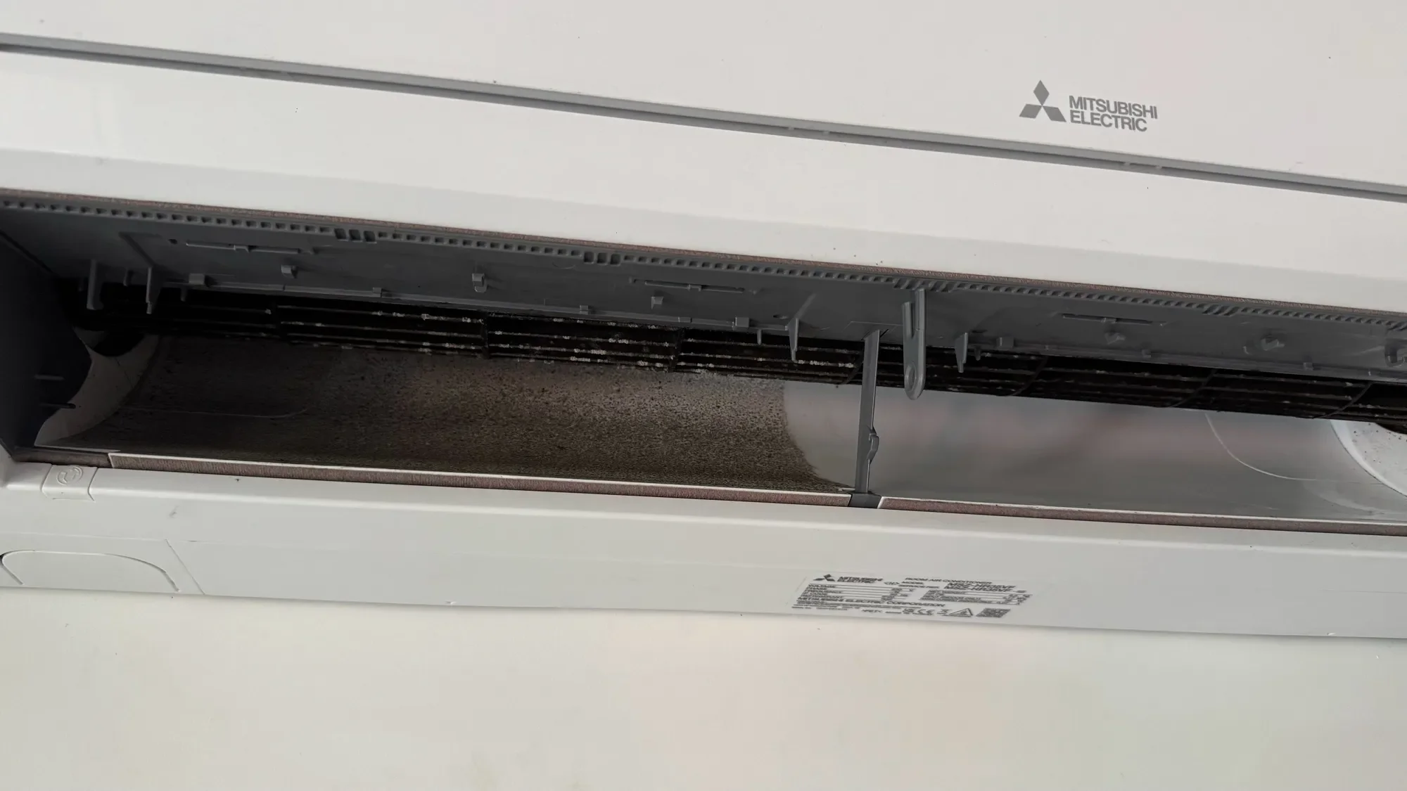 Post Bluesky du 14 septembre 2024 My air conditioner which has mold.