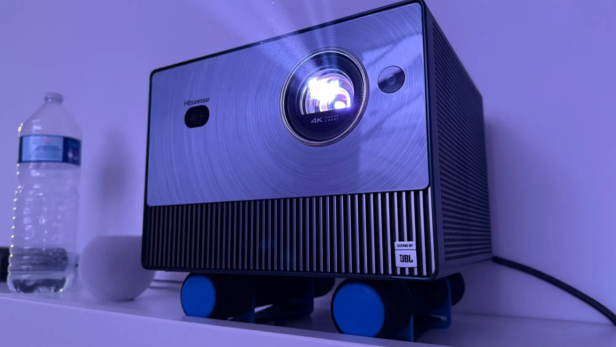 Post Bluesky du 24 novembre 2025 Hisense C1 videoprojector.