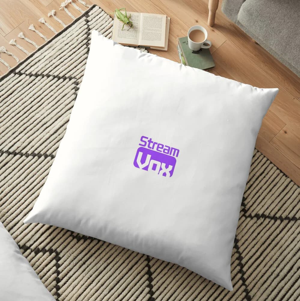 StreamVox, overlay Twitch Visuel de présentation de StreamVox : le logo violet de StreamVox imprimé sur un coussin blanc, posé sur un tapis.